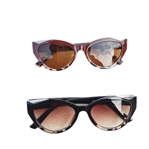 Stylish cat-eye Y2K sunglasses in tortoiseshell and black finish with UV protection