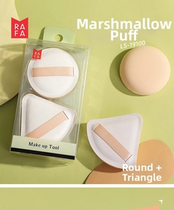 Detailansicht runder und dreieckiger Marshmallow-Puderquasten in einer Klarsichtverpackung