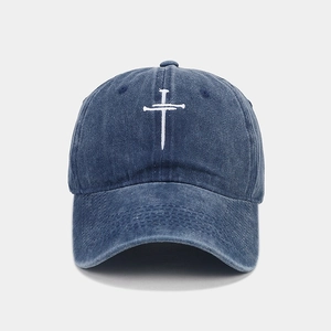 Frontansicht einer gewaschenen blauen Baumwoll-Baseballkappe mit Kreuznagel-Stickerei.