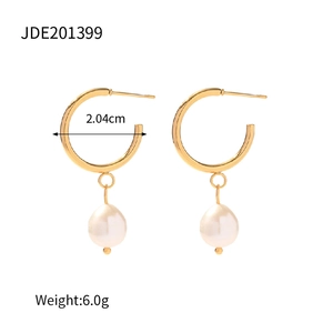 Macro shot of French vintage pearl earrings showing 2.04cm diameter and 6.0g weight details