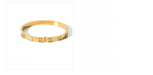 Details des 6mm Gold-Edelstahlarmbands mit quadratischen Zirkonia-Steinen besetzt