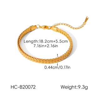 Détail d'un bracelet gourmette en acier inoxydable plaqué or 18K avec fermoir réglable
