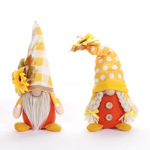 Coppia di gnomi autunnali con girasole e cappelli in maglia per decorazioni del raccolto