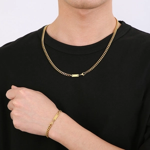 Ensemble collier et bracelet maille gourmette dorée avec pendentif rectangulaire
