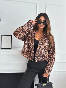 Detail van klassieke luipaard blazer met reverskraag en enkelrijige knoopsluiting