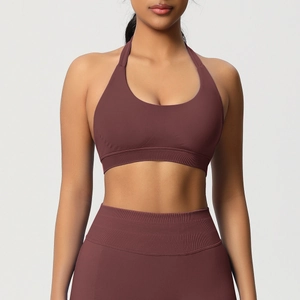 Gros plan sur la texture côtelée de l'ensemble brassière de sport et legging sans couture