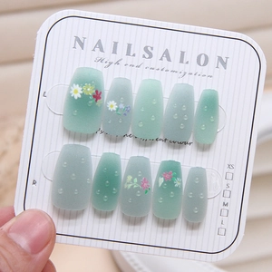 Matte minzgrüne Kunstnägel mit Gänseblümchen-Muster und 3D-Wassertropfen-Textur