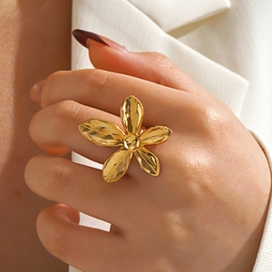 Bague Fleur En Acier Inoxydable Plaqué Or Martelé Ajustable Cinq Pétales Bijou Déclaration Pour Femmes