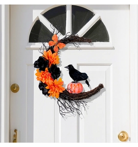 Détail de la couronne d'Halloween en croissant de lune avec corbeau noir, citrouille et fleurs
