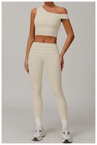 Détail d'un ensemble de yoga à une épaule et leggings taille haute blanc cassé