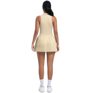 Vue arrière d'une robe de tennis plissée sans manches beige avec dos nageur et taille cintrée