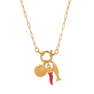 Détail d'un collier doré avec pendentifs piment rouge, coquillage et poisson