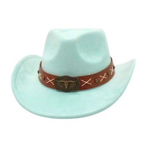 Detail eines mintblauen Filz-Cowboyhuts mit braunem Lederband und metallischer Bullenkopf-Schnalle