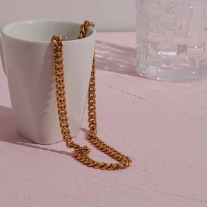 Collana a catena cubana da 3mm in acciaio inossidabile placcato oro 18K su tazza bianca