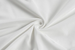 Détail macro de la texture du tricot blanc pur avec bords à volants et élasticité douce