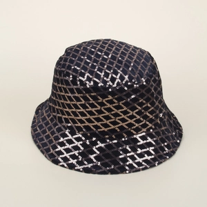 Dettaglio del cappello a secchiello blu scuro con motivi a rombi in paillettes lucide