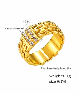 Detalle del anillo de titanio chapado en oro de 18K con cristales pavé y banda texturizada