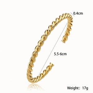 Bracciale rigido aperto intrecciato placcato oro da 0,4 cm di larghezza e 17 g