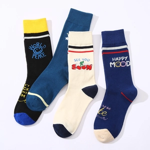 Lot de quatre chaussettes mi-hautes en coton avec rayures et lettres brodées