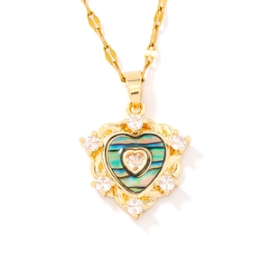 Collana con ciondolo a cuore dorato con texture a conchiglia arcobaleno e zirconi