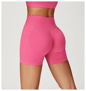 Gros plan sur le short de yoga rose sans couture avec taille haute et effet sculptant