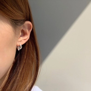 Close-up of minimalist double-layer 925 silver hoop earrings worn by a model