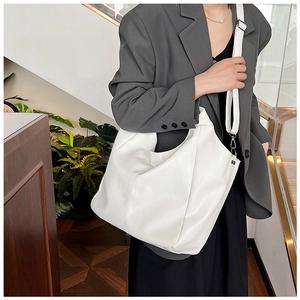 Close-up of a white large-capacity soft leather shoulder bag with adjustable strap