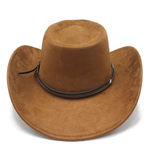 Détail d'un chapeau de cowboy en daim marron avec bande en cuir et rivets argentés
