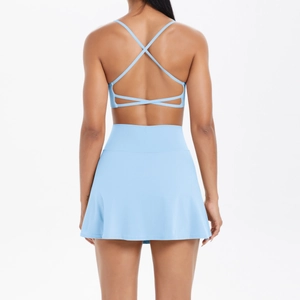 Détail d'un ensemble de yoga bleu clair avec brassière à dos croisé et jupe de tennis