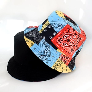 Wende-Anglerhut im Set mit schlichtem Schwarz und lebendigem Paisley-Patchwork-Muster