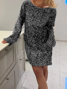 Elegante mini abito a maniche lunghe con paillettes argento per un look da festa