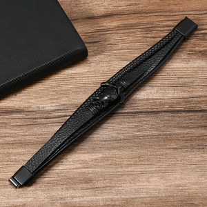 Detail eines mehrlagigen schwarzen Lederarmbands mit Schildkröte und Magnetverschluss