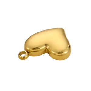 Détail d'un pendentif en forme de cœur en acier inoxydable doré 18 carats avec poli miroir