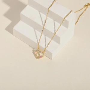Collana a cuore rosa placcata oro 14k con cristalli su espositore bianco a più livelli