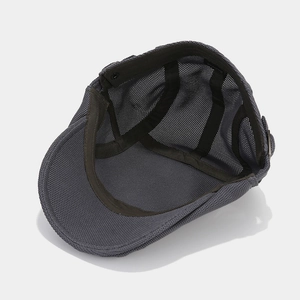 Dark grey mesh flat cap with breathable structure and 100% cotton inner lining details