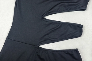 Détail de la découpe géométrique évidée sur une robe moulante noire élégante