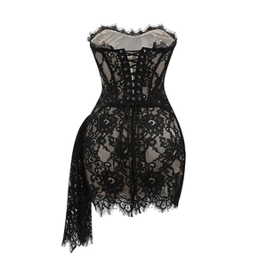 Détails d'une mini-robe en dentelle noire avec laçage croisé vintage dans le dos
