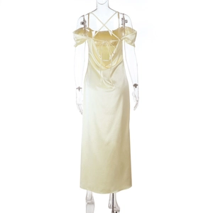 Detail der überkreuzten Rückenschnürung eines eleganten hellgelben Satin-Abendkleids