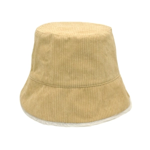Détail du chapeau bob en velours beige avec doublure polaire chaude et texture côtelée