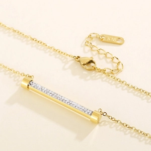 Élégant collier à barre cylindrique dorée avec cristaux étincelants et poinçon K18