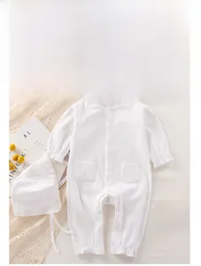 Dettaglio body neonato in cotone a coste bianco con polsini a volant e cappello da sole