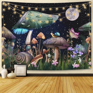 Détail de la tapisserie forêt magique avec champignons luisants et guirlandes lumineuses