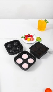 Détail du moule à glaçons noir en silicone avec 4 trous sphériques et carrés