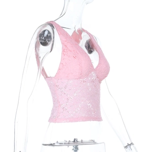 Detail eines rosa Spitzen-Bralettes mit V-Ausschnitt auf einem Schaufensterpuppen-Torso
