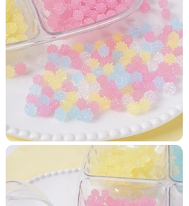 Detalle macro de mini cuentas de resina de dulces coloridos para manualidades y decoración