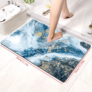 Dettaglio del tappeto da bagno marmorizzato 80x50cm con trama blu e oro assorbente