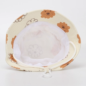 Doublure en mesh et mentonnière réglable sur le chapeau bob beige pour enfant motif ours