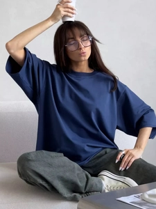 Dettaglio maglietta in cotone pesante blu scuro con spalle scese e vestibilità comoda