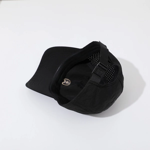 Vue détaillée de la casquette séchage rapide avec perforations laser et fermeture ajustable