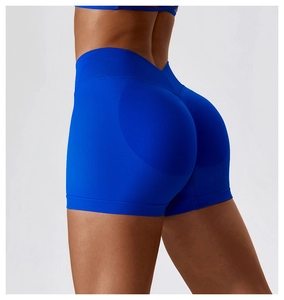 Détail du short de yoga bleu taille haute sans couture avec coutures sculptantes